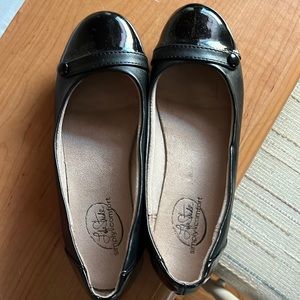Life stride women’s size 6 medium comfort shoes in black.